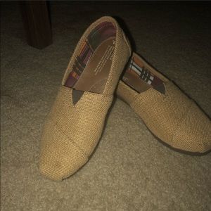 Woman’s burlap toms